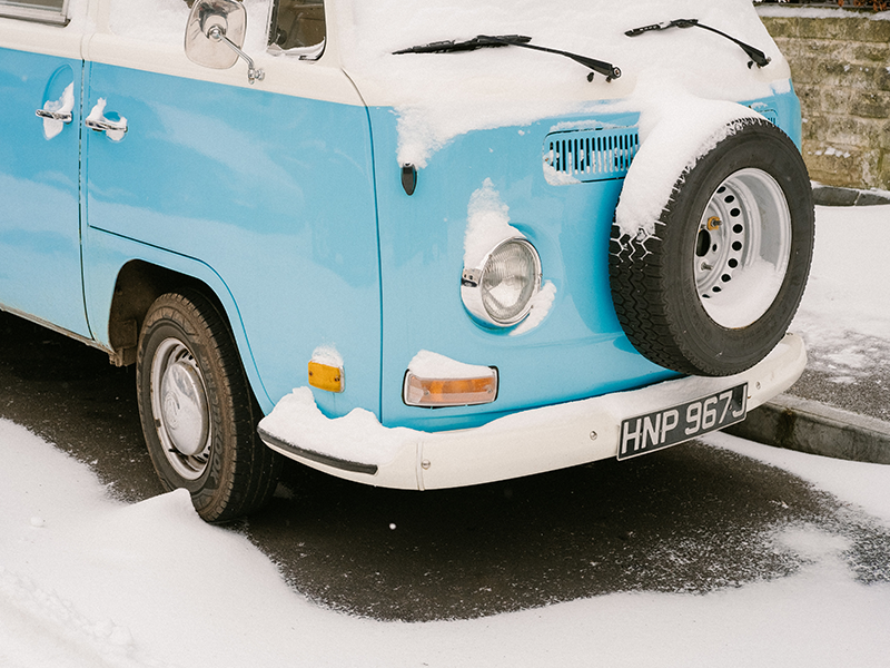 Camperbus in de sneeuw